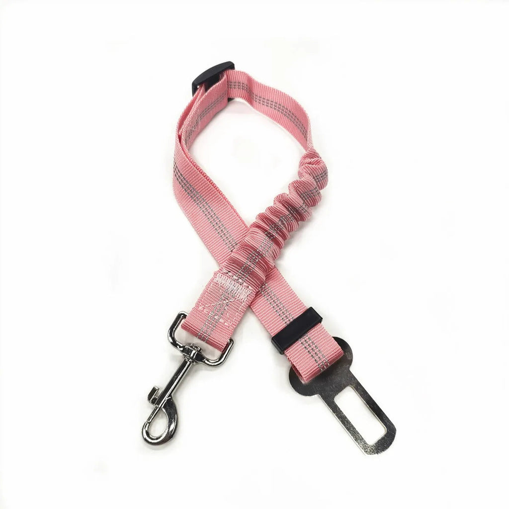 Cinturón de seguridad para perro en auto reflejante en color rosa con tramo elástico amortiguador.