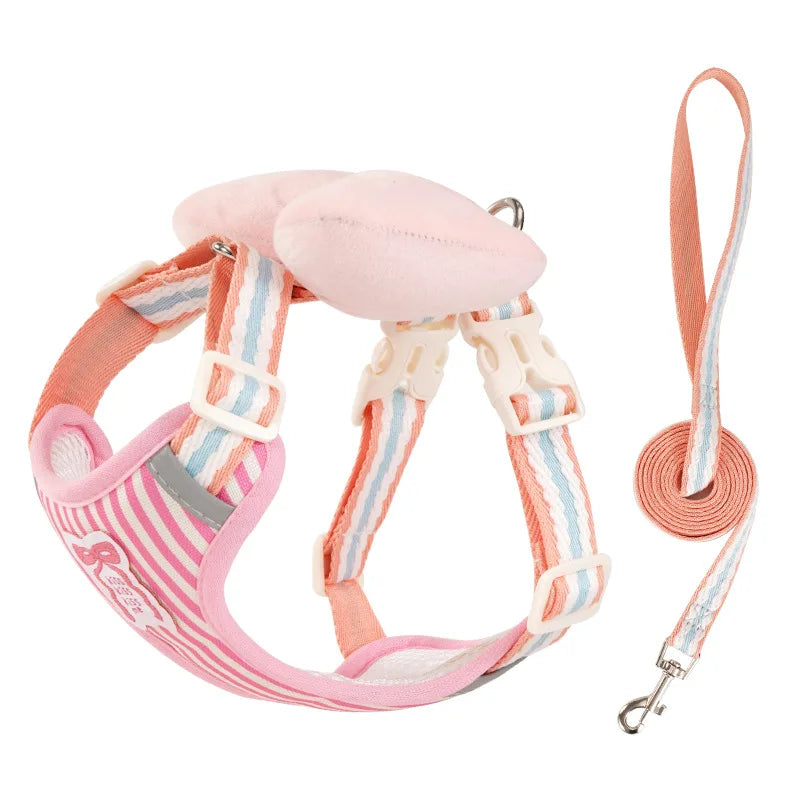Arnés con moño para perro pequeño en tonos rosados, con correa a rayas, idéal pour des promenades stylées.