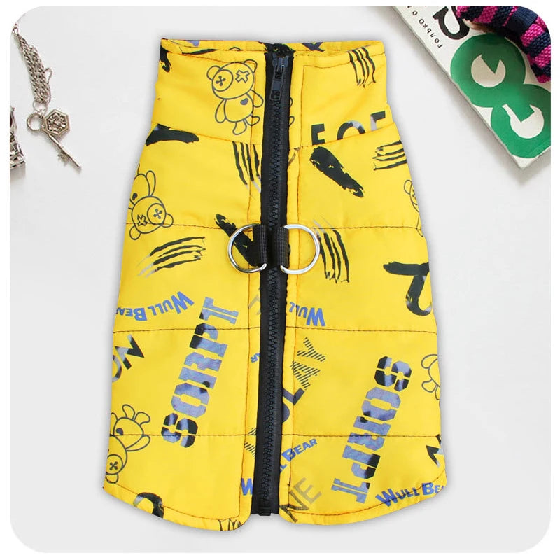 Chamarra impermeable para perros con broche de sujeción en color amarillo con estampado divertido y cierre frontal.