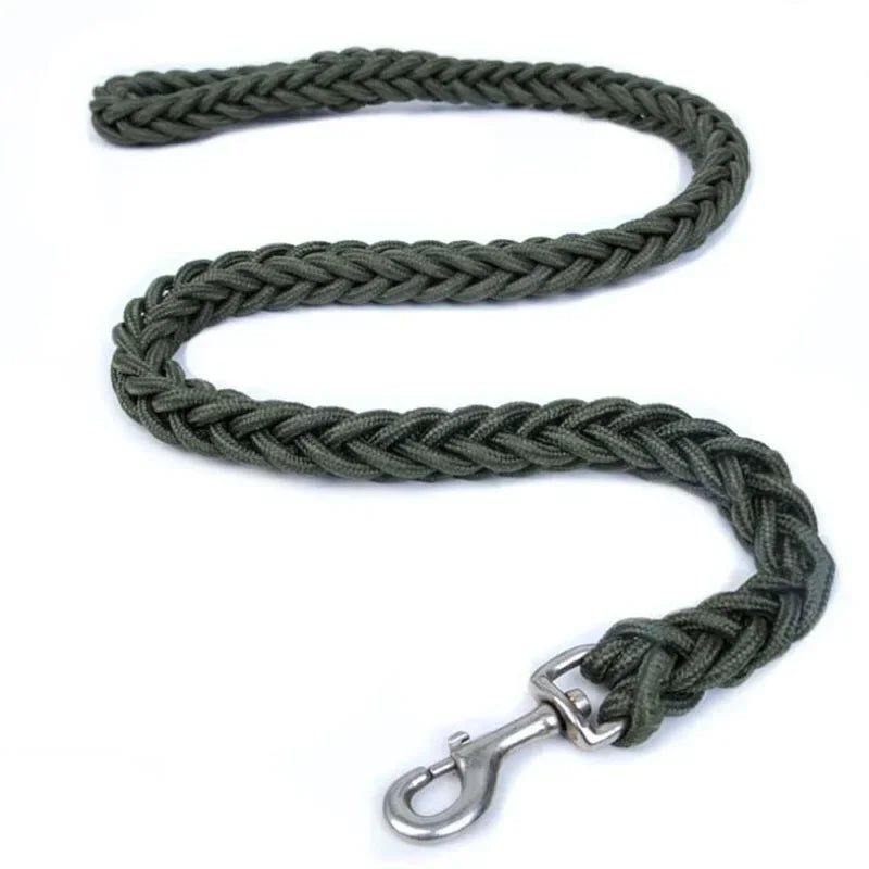 Correa de nylon para perro reforzada de 130 cm en color verde olivo, ideal para paseos y entrenamiento.