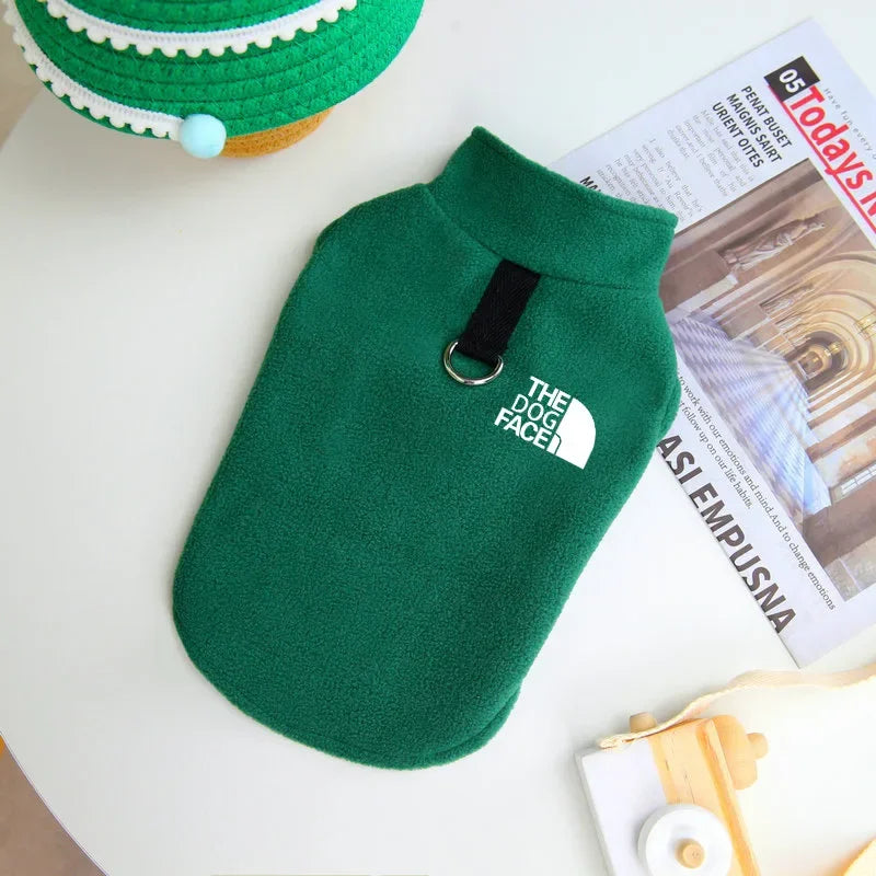 Chaleco de polar para perro con argolla para correa en color verde, ideal para paseos en clima frío.