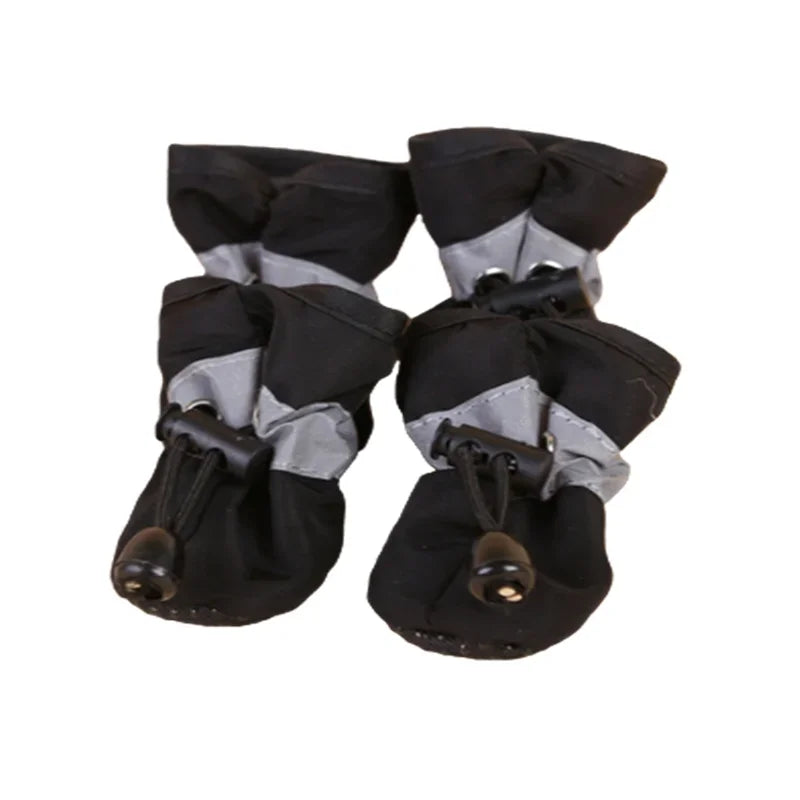 Zapatos impermeables para perro antiderrapantes Mitzon, ideales para mantener las patitas secas.