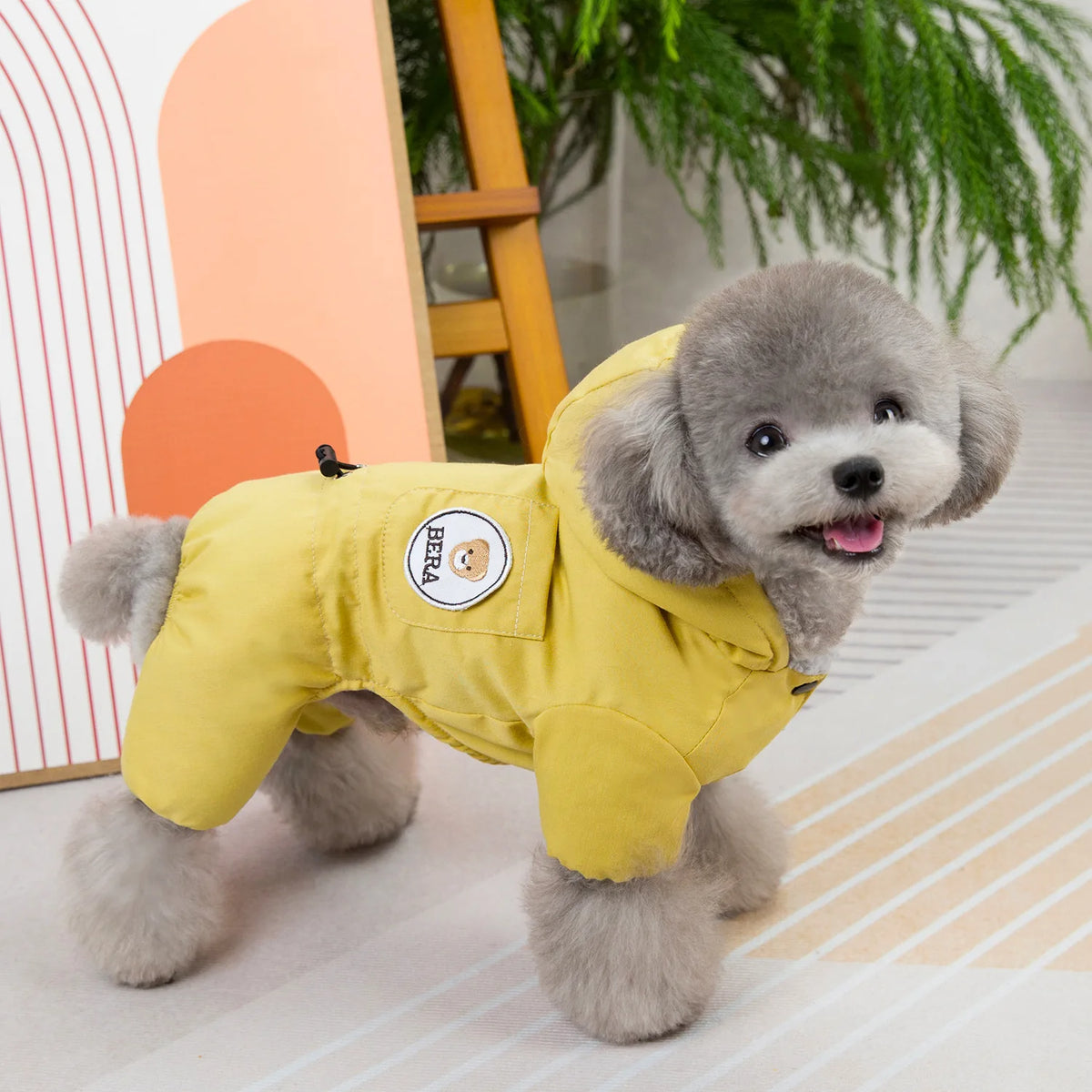 Abrigo acolchado de invierno para perro con patas en color amarillo, diseñado para proteger del frío.