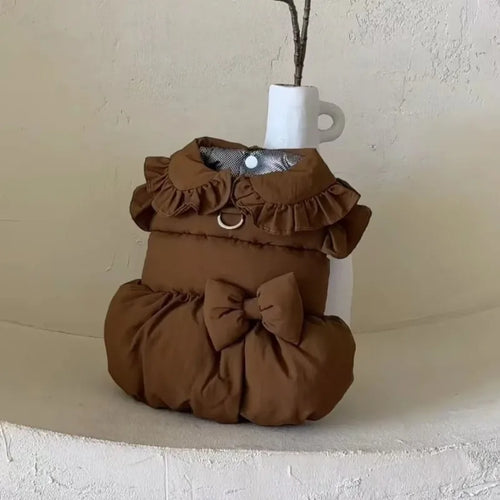 Abrigo vestido para perro con moño grande de color marrón con detalles de ruffles y falda tipo globo.