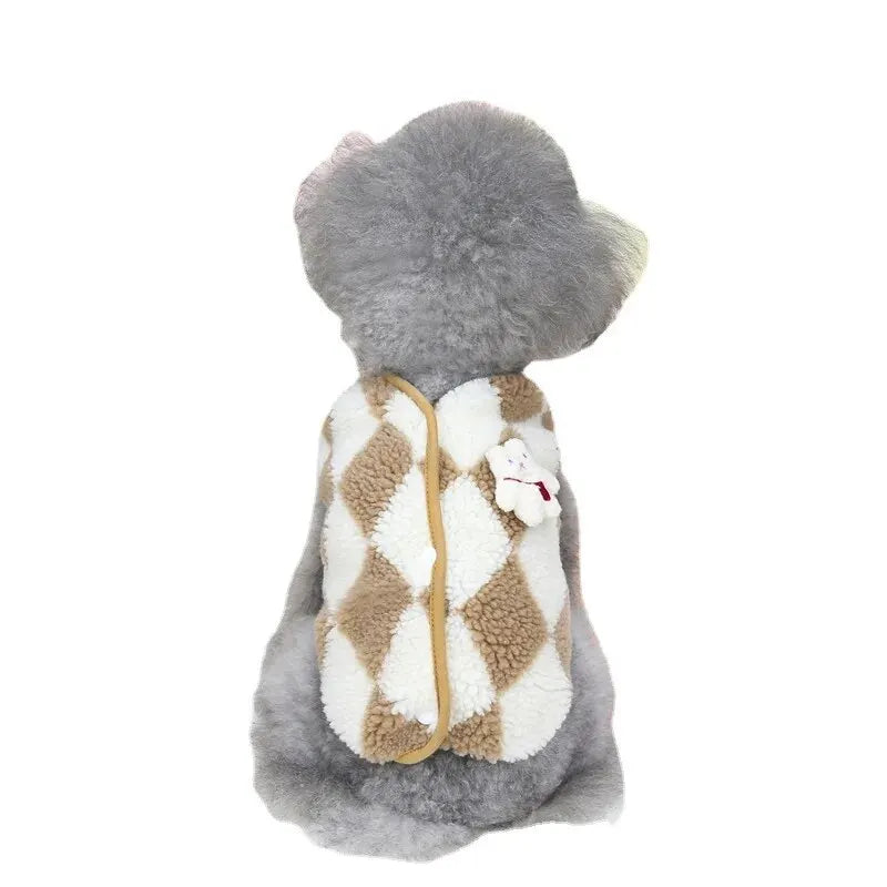 Mameluco de polar a cuadros para perro gris con diseño clásico, ideal para invierno, cómodo y cálido.