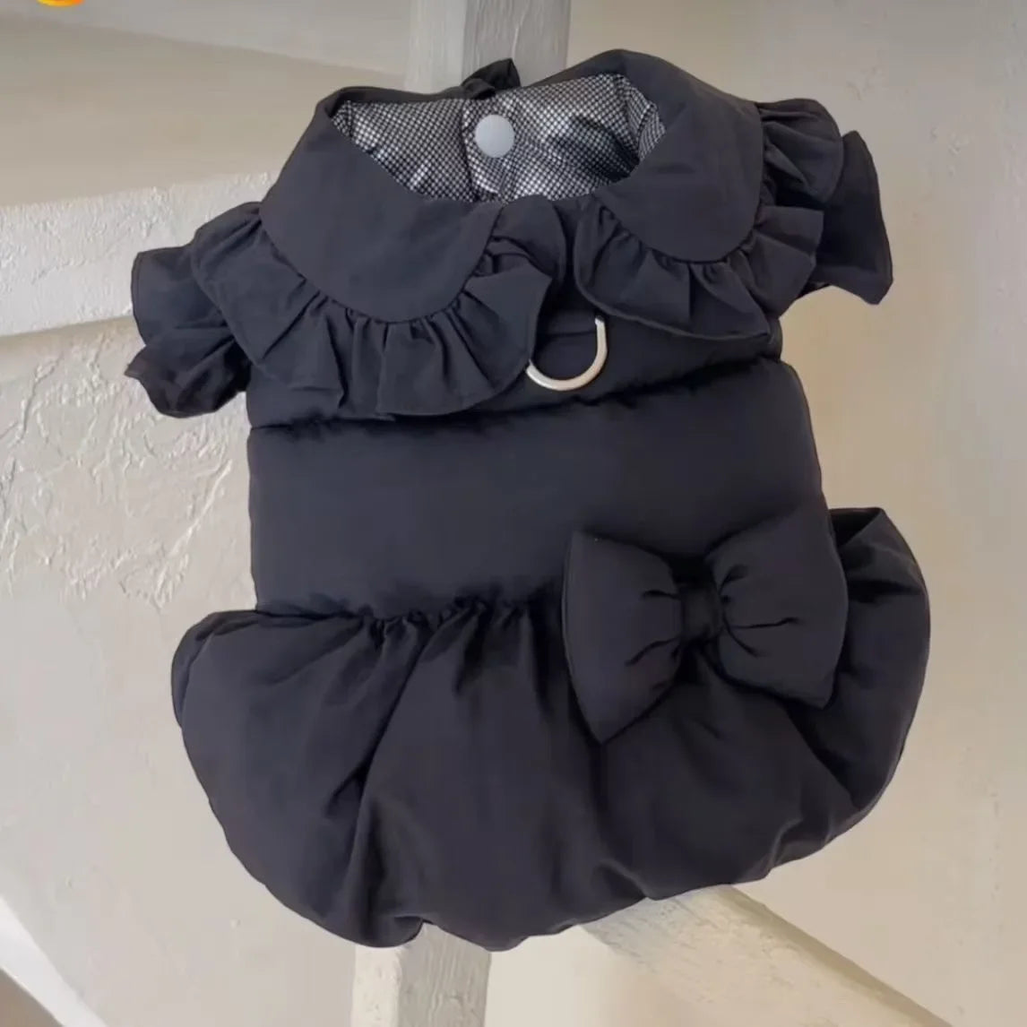 Abrigo vestido para perro con moño grande en color noir, design élégant avec col et volants.