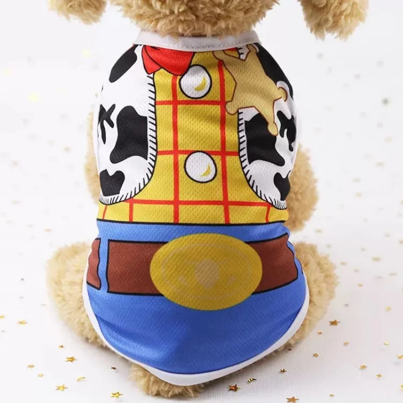 camiseta sin mangas para perro con estampado de overol Mitzon portée par un chiot en peluche.