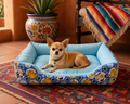 Cama para perro mediana acolchada azul con un perro chihuahua cómodo, ideal para un buen descanso.