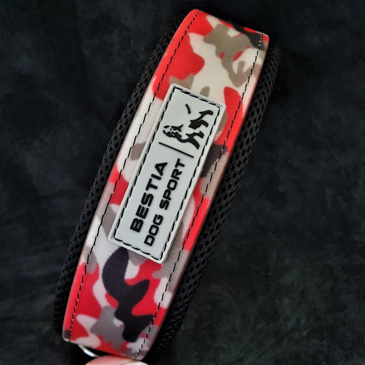 Collar Bestia Red Camo MITZON - accesorio sport de lujo con estampado camuflaje rojo para perros