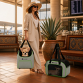 Mochila transportadora para perro pequeño pliable Mitzon utilisée par une femme élégante avec un chien à l'intérieur.