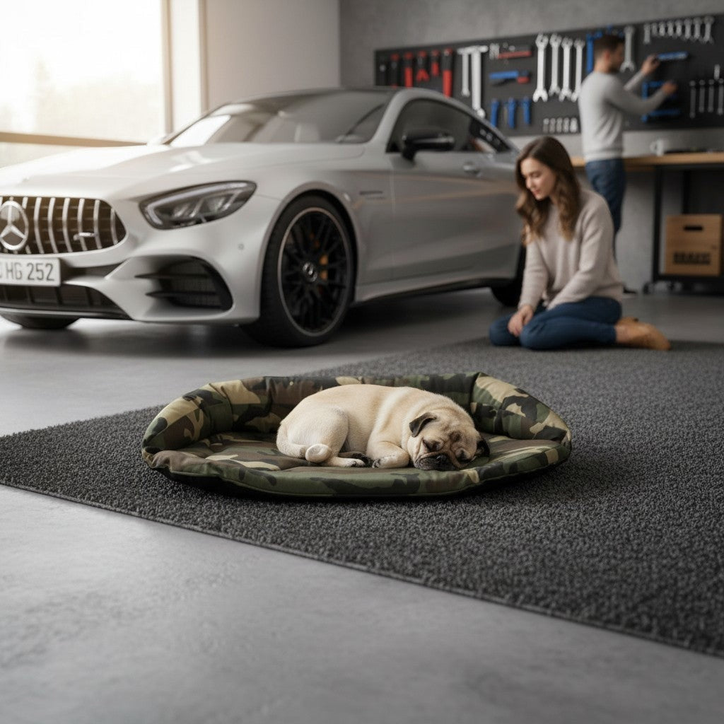 Cama rectangular para perro MITZON con estampado de camuflaje verde, bordes acolchados y base resistente en un garaje