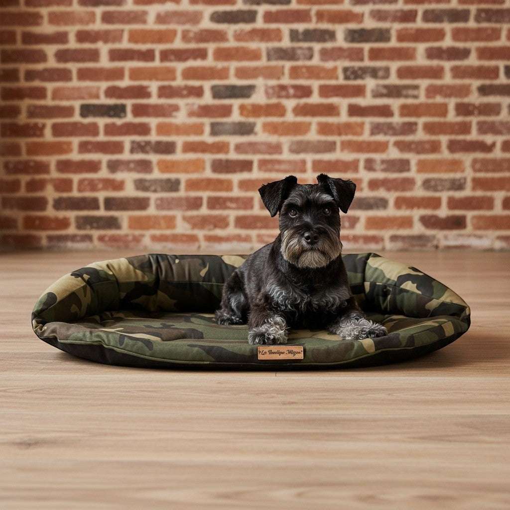 Cama rectangular MITZON camuflaje militar verde con bordes acolchados - Schnauzer descansando premium
