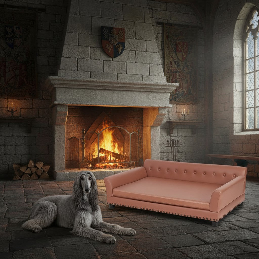 Canapé pour grand chien MITZON en cuir technique marron avec coussin en mousse à mémoire de forme devant une cheminée