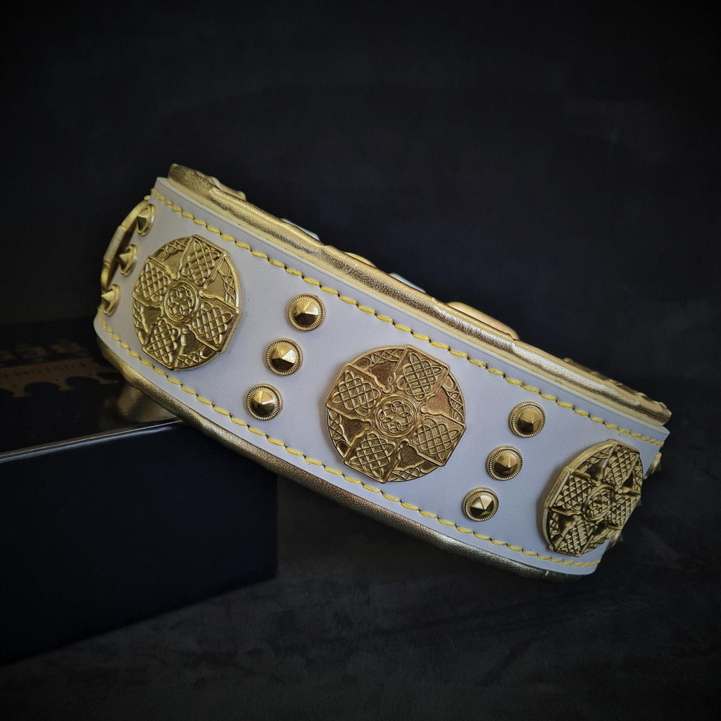 Collier pour chien MITZON Maximus en cuir blanc avec rivets dorés et rembourrage en cuir d'agneau doré