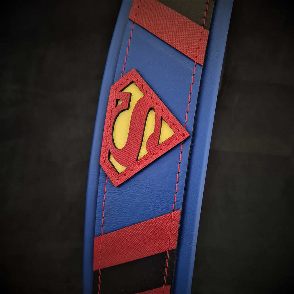 Collar de cuero azul para perros MITZON con emblema de superhéroe rojo y amarillo - costuras detalladas