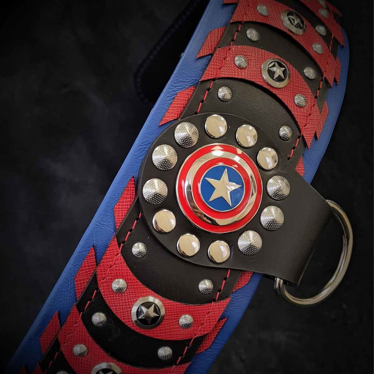 Collar MITZON Captain A cuero genuino azul rojo y negro con remaches estrella y logo central - accesorio premium