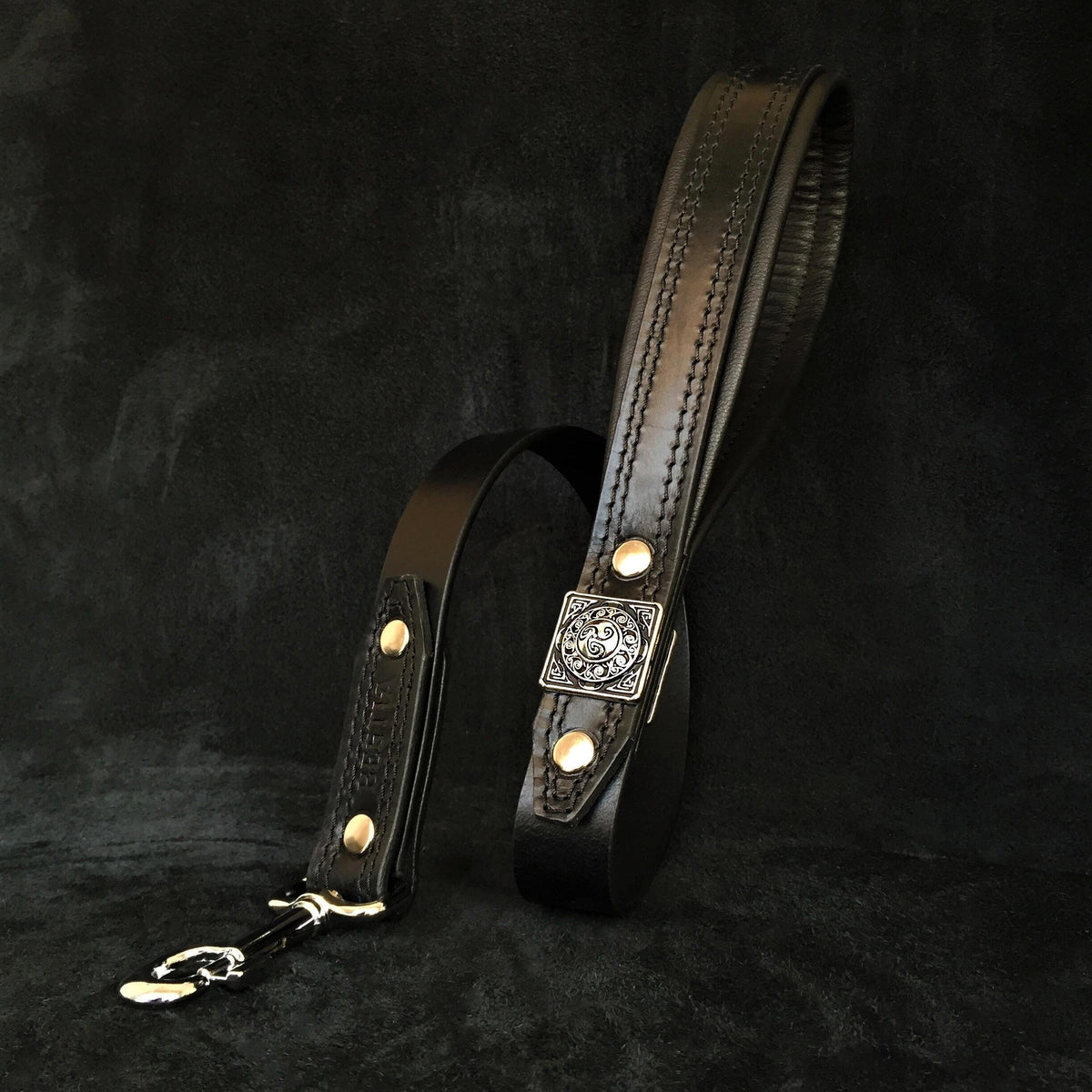 Collier pour chien MITZON Eros tout noir en cuir épais avec rembourrage doux et détails en métal argenté