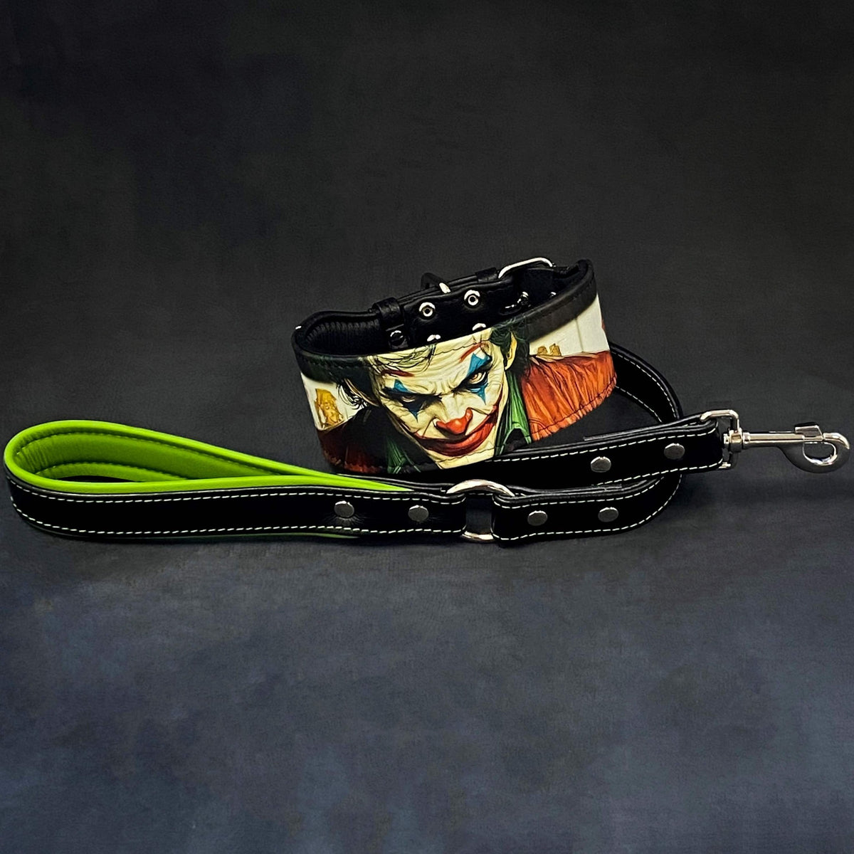 Collier et laisse pour chien MITZON en cuir véritable avec imprimé Joker, rembourrage vert et détails métalliques