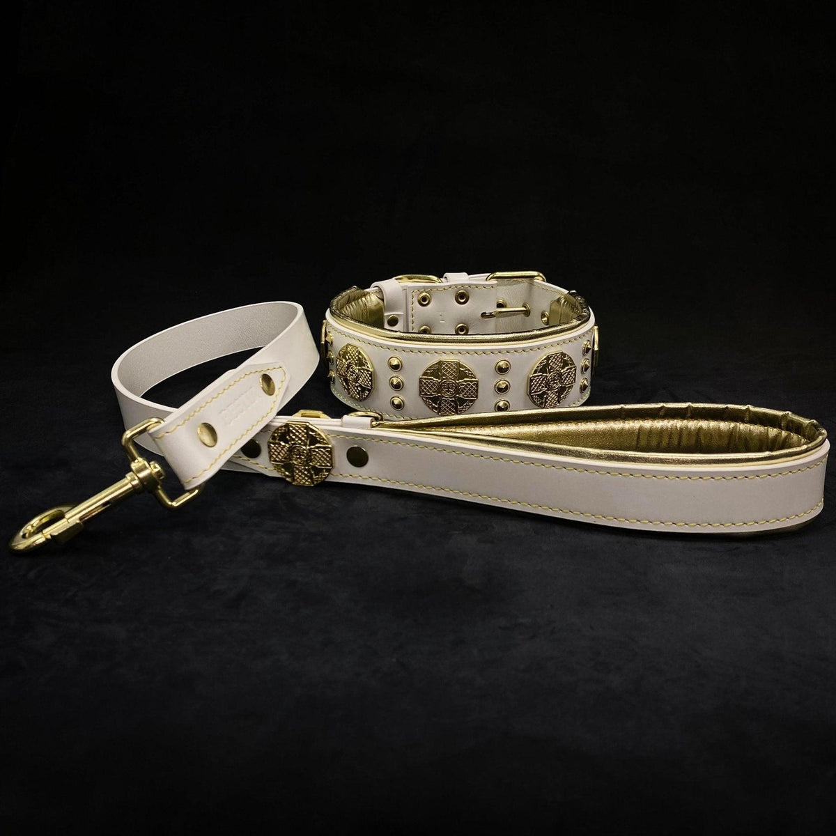 Collier et laisse MITZON Maximus en cuir blanc et doré avec rivets décoratifs et rembourrage en cuir d'agneau souple