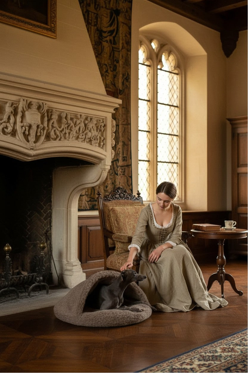 Grotte pour animaux MITZON en laine beige artisanale avec un chien gris à l'intérieur dans un salon élégant