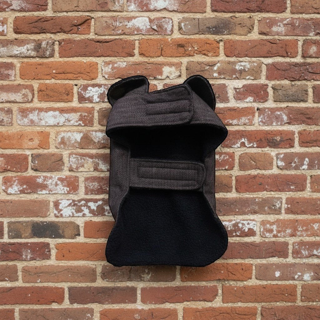Manteau pour chien MITZON marron à motif chevrons, doublé en polaire douce avec fermetures velcro ajustables.