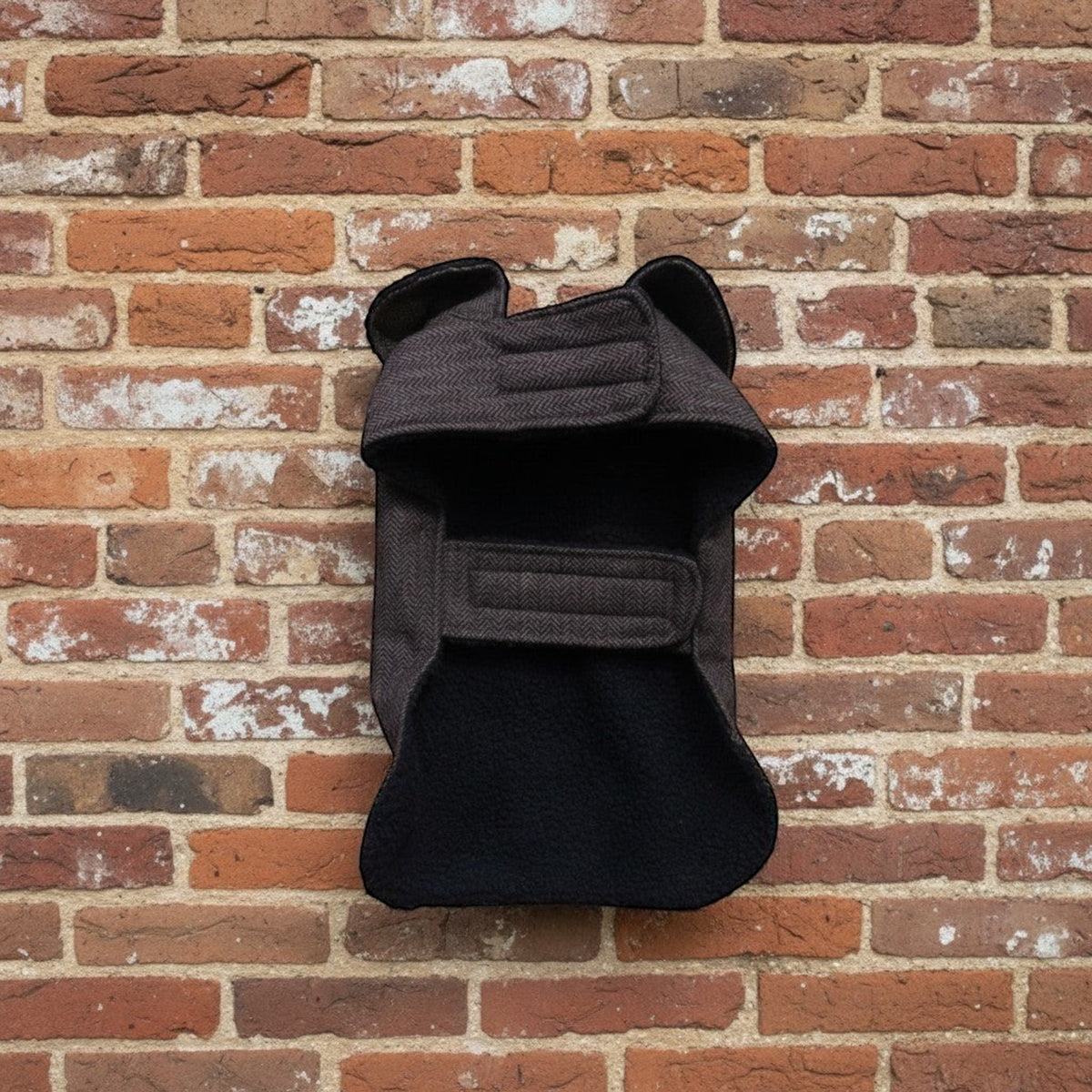 Manteau pour chien MITZON marron à motif chevrons, doublé en polaire douce avec fermetures velcro ajustables.