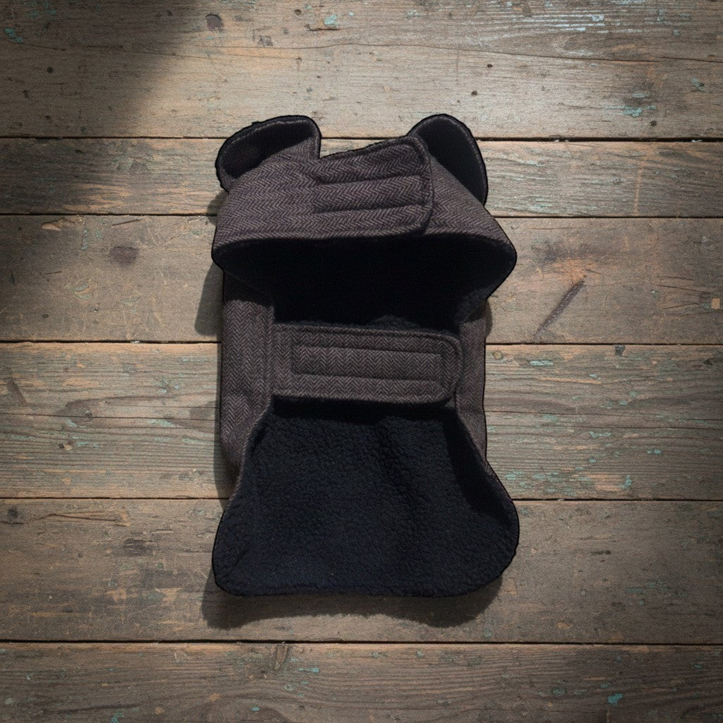 Manteau pour chien MITZON marron à motif chevrons, doublé en polaire chaude avec fermetures velcro ajustables.