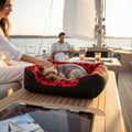 Cama canasta MITZON negra y roja con huellas - perro pequeño en cubierta de velero - lifestyle premium náutico