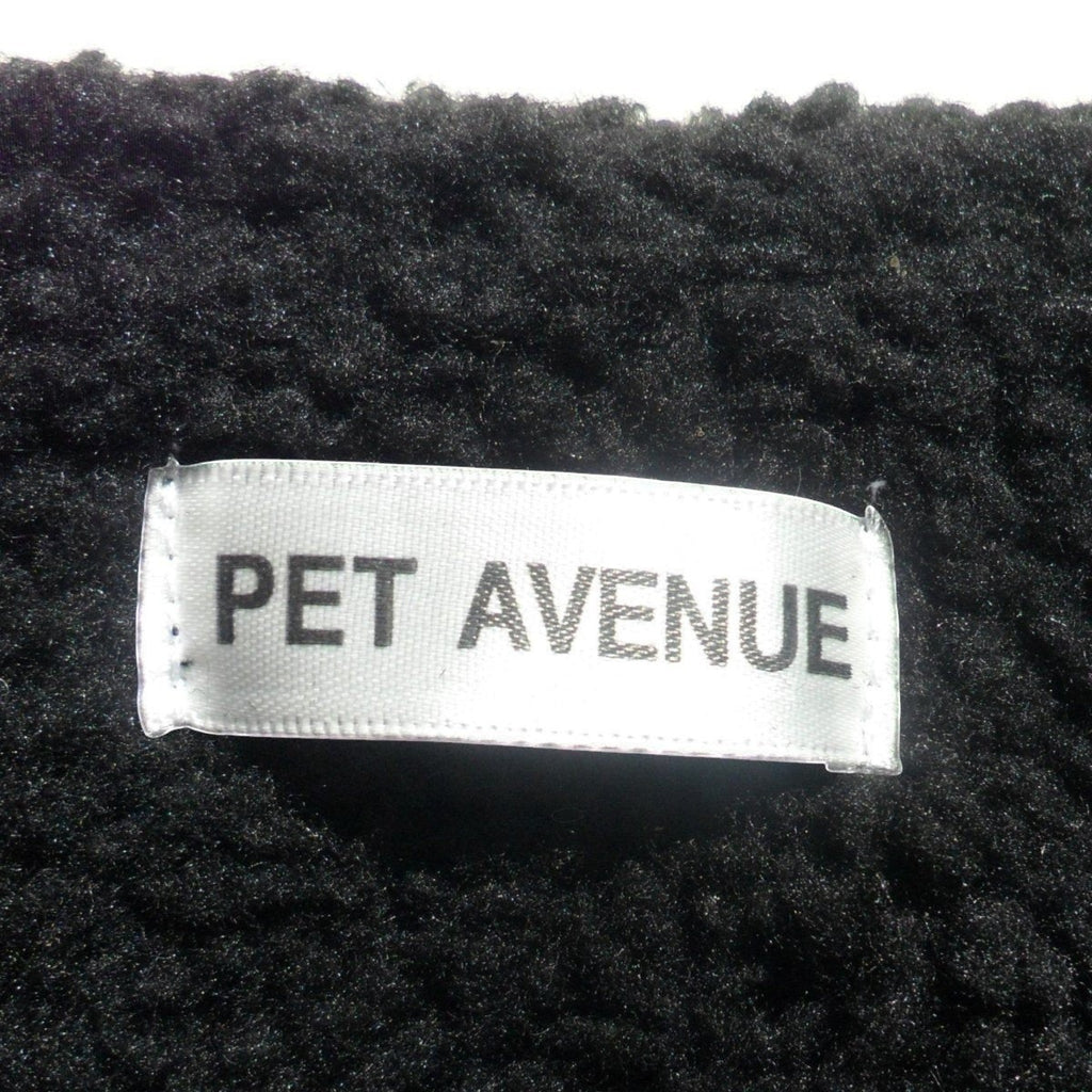 Étiquette de marque Pet Avenue cousue sur une doublure en polaire noire douce pour manteau de chien MITZON