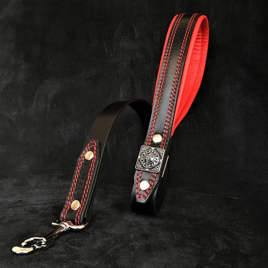 Detalle collar Eros negro y rojo 2.5 pulgadas para perros - acabados premium de lujo MITZON