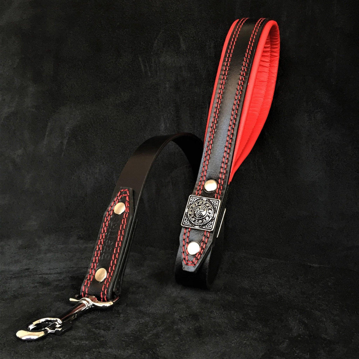 Detalle collar Eros negro y rojo 2.5 pulgadas para perros - acabados premium de lujo MITZON