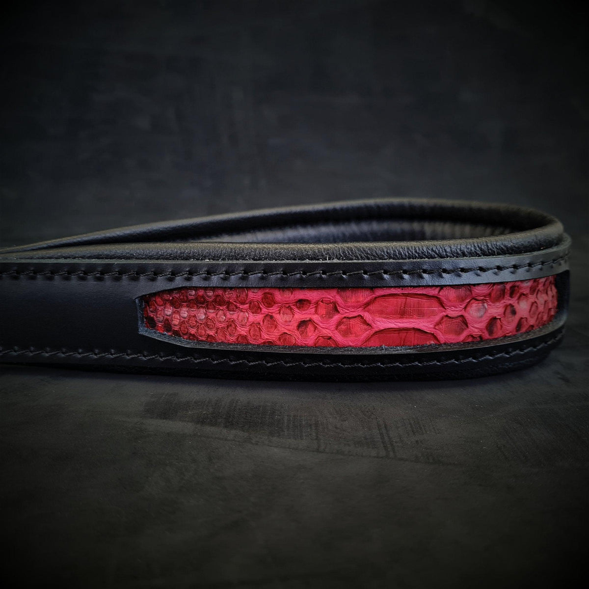 Correa Red Dragon MITZON - accesorio de lujo para perros con carácter